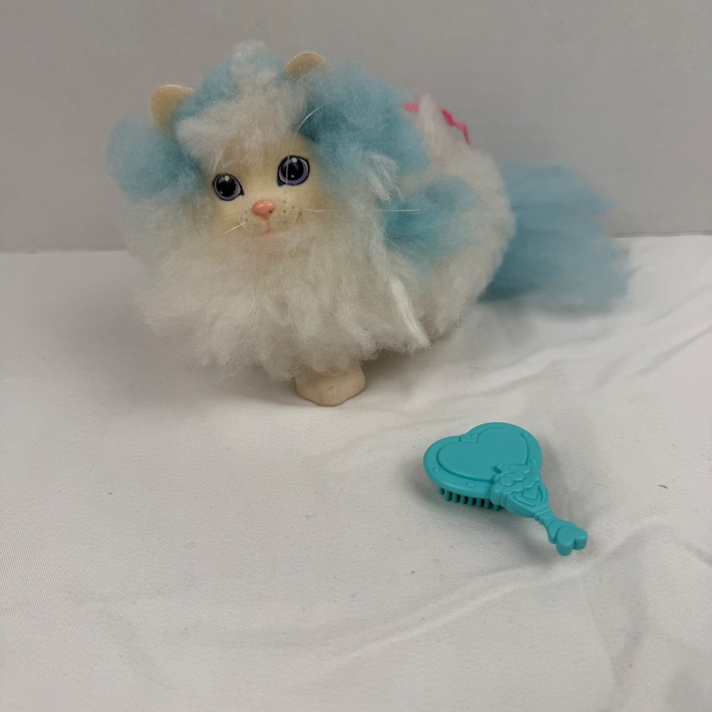 Vintage 1989 Hasbro Furry Families Cat White Blue Fluffy Figure with Brush